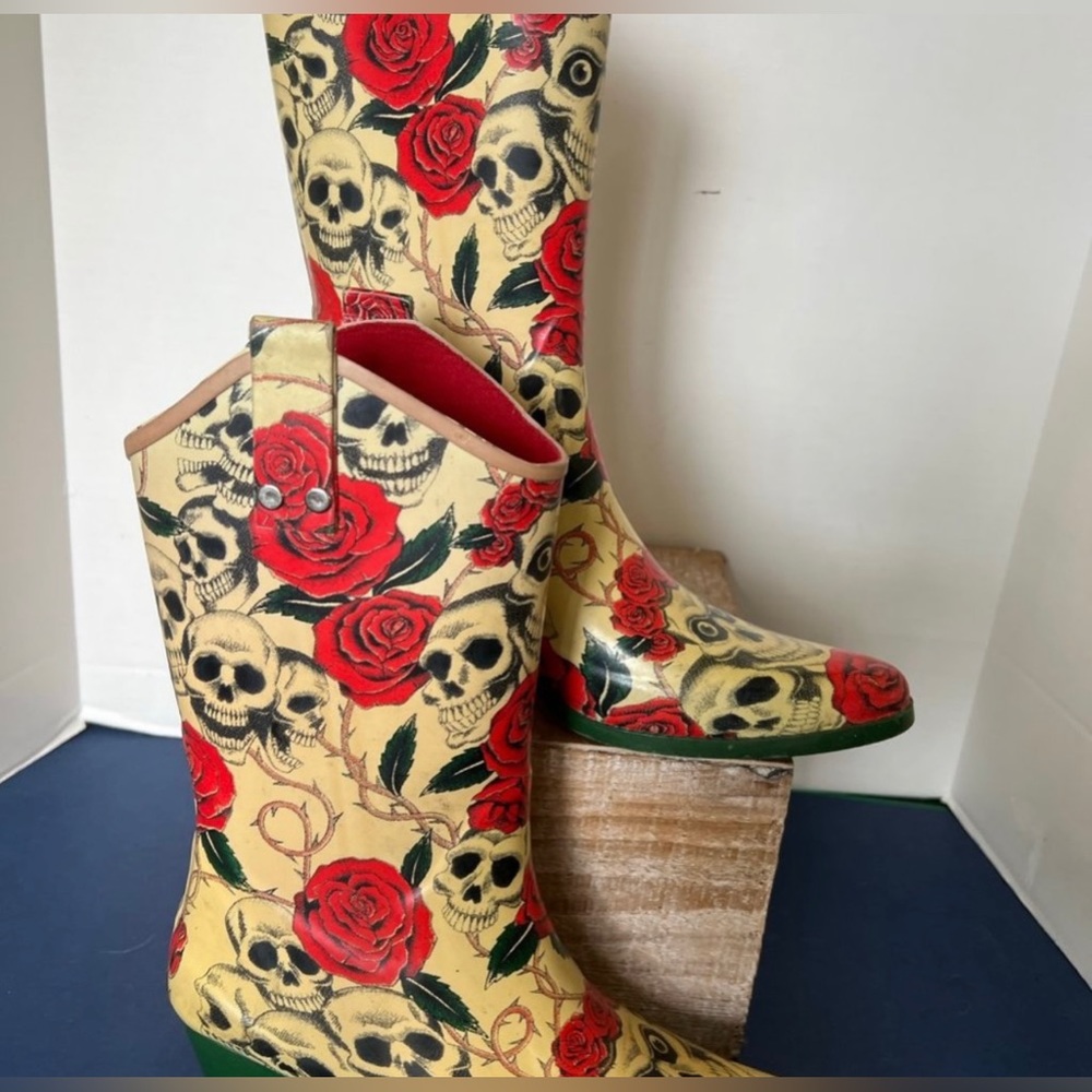 Sz 8 Yippy Nomad Rose & Skull Rain Boots